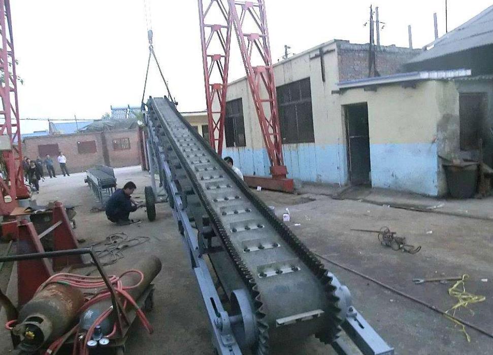 大傾角皮帶輸送機1.jpg