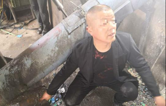 犯罪嫌疑人在加工廠內指認污染現場 游小露 攝