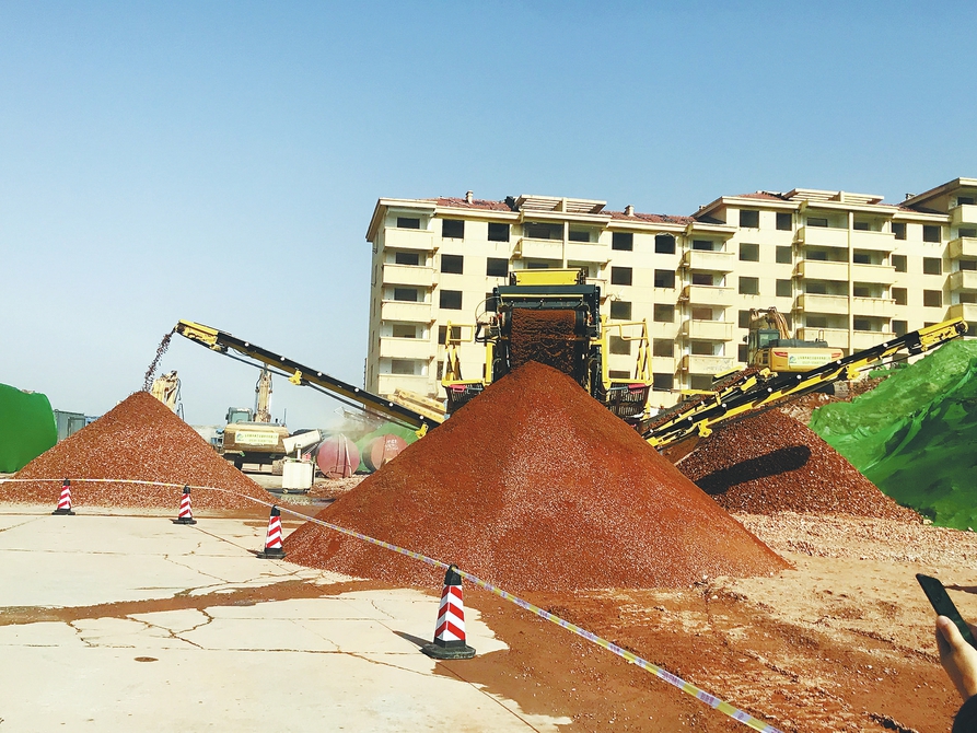 拆遷工地內建筑垃圾被加工成骨料再利用