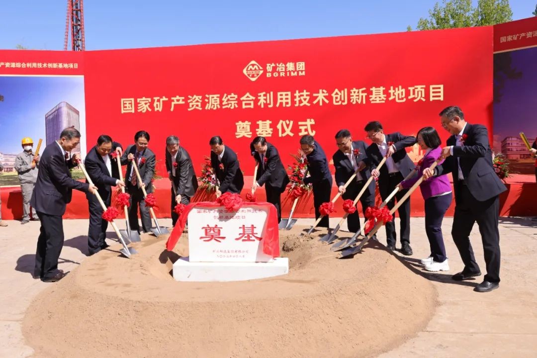 出席奠基儀式的領導和嘉賓為項目培土奠基。
