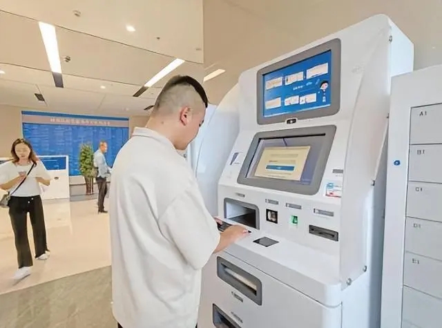 市民在自助服務終端一體機上辦理建筑垃圾準運證。