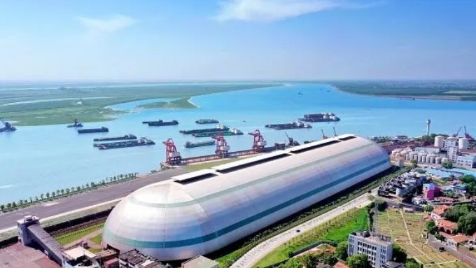 湖南省城陵磯港口集團岳陽城港公司港口碼頭一角。
